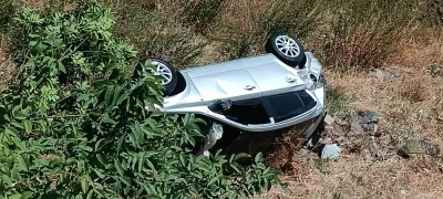 Otomobil duvardan düştü: 2 yaralı
