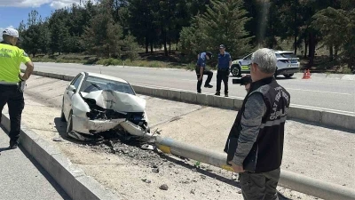 Otomobil elektrik direğine &ccedil;arptı: 1 yaralı
