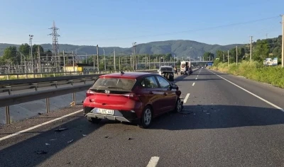 Otomobil hafif ticari araca arkadan &ccedil;arptı, 1 kişi yaralandı
