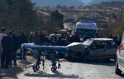 Otomobil hafif ticari araçla çarpıştı: 3 yaralı
