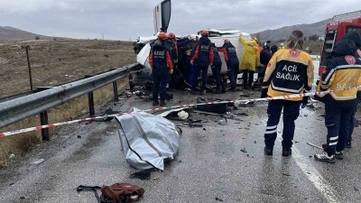 Otomobil hafif ticari ara&ccedil;la &ccedil;arpıştı: Baba oğul &ouml;ld&uuml;, 4 kişi yaralandı
