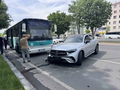 Otomobil halk otob&uuml;s&uuml; ile &ccedil;arpıştı: 1 yaralı
