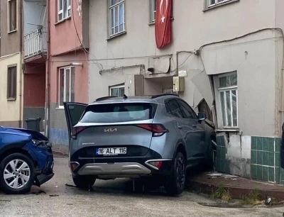 Otomobil ile &ccedil;arpışan cip eve girdi
