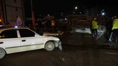 Otomobil ile &ccedil;arpışan kamyonet devrildi: 1 yaralı
