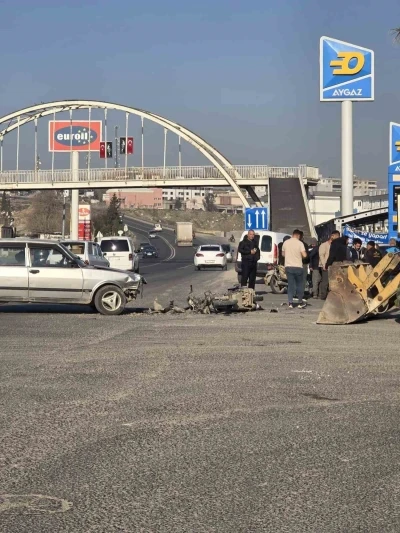 Otomobil ile &ccedil;arpışan motosiklet s&uuml;r&uuml;c&uuml;s&uuml; ağır yaralandı
