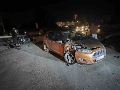 Otomobil ile &ccedil;arpışan motosiklet s&uuml;r&uuml;c&uuml;s&uuml; ağır yaralandı... Kaza anı kamerada
