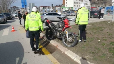 Otomobil ile &ccedil;arpışan motosiklet s&uuml;r&uuml;c&uuml;s&uuml; ka&ccedil;tı: 1 yaralı
