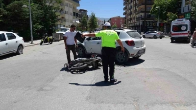 Otomobil ile &ccedil;arpışan motosiklet s&uuml;r&uuml;c&uuml;s&uuml; yaralandı
