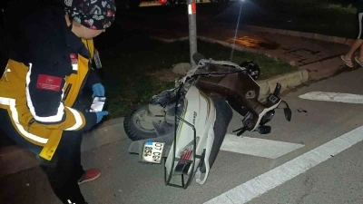 Otomobil ile &ccedil;arpışan motosikletli acı i&ccedil;inde yerde kaldı
