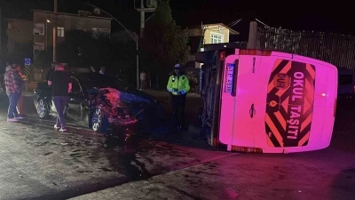 Otomobil ile çarpışan servis minibüsü devrildi: 1 yaralı
