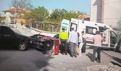 Otomobil ile elektrikli motosiklet &ccedil;arpıştı: 2 yaralı
