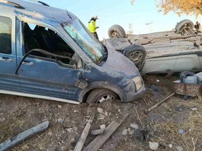 Otomobil ile hafif ticari araç çarpıştı: 1 ölü, 1 yaralı
