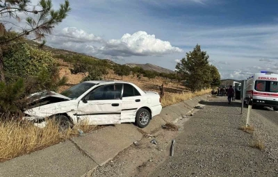 Otomobil ile hafif ticari araç çarpıştı: 3 yaralı
