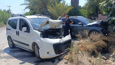 Otomobil ile hafif ticari ara&ccedil; kafa kafaya &ccedil;arpıştı: 1 yaralı
