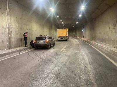 Otomobil ile kamyon çarpıştı: 2 yaralı
