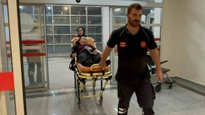 Otomobil ile kamyonet çarpıştı: 3 yaralı