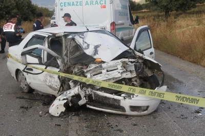 Otomobil ile kamyonet kafa kafaya çarpıştı: 1 ölü, 2 yaralı
