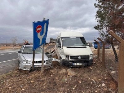 Otomobil ile minib&uuml;s &ccedil;arpıştı: 7 yaralı