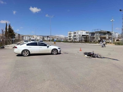 Otomobil ile motosiklet &ccedil;arptı: 1 yaralı
