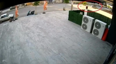 Otomobil ile motosikletin &ccedil;arpıştığı kaza kamerada
