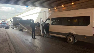 Otomobil ile servis aracı &ccedil;arpıştı: 5 yaralı
