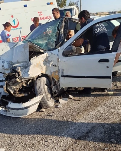 Otomobil ile tır çarpıştı: 2 yaralı
