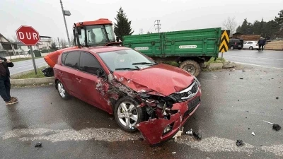 Otomobil ile trakt&ouml;r &ccedil;arpıştı: 2 yaralı
