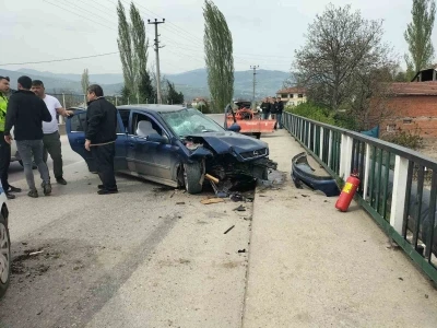 Otomobil ile trakt&ouml;r &ccedil;arpıştı: 3 yaralı
