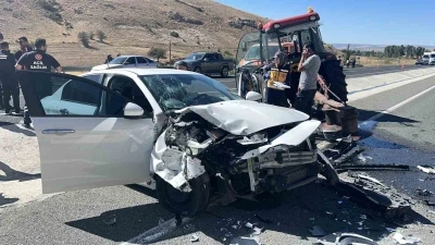 Otomobil ile traktör çarpıştı: 4 yaralı
