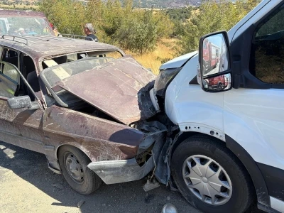 Otomobil ile transit kafa kafaya çarpıştı: 2 yaralı
