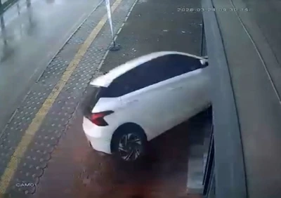 Otomobil iş yerinin vitrininden i&ccedil;eri girdi

