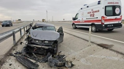 Otomobil kamyona arkadan &ccedil;arptı: 3 yaralı