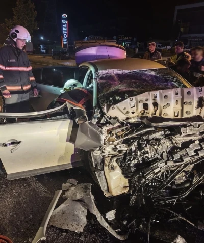 Otomobil kamyona &ccedil;arptı: 1 &ouml;l&uuml;, 1 yaralı
