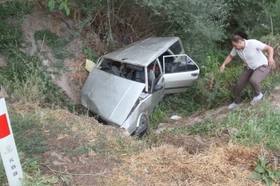 Otomobil kanala düştü: 3 yaralı
