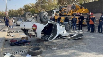 Otomobil karşı şeride geçerek ters döndü: 2 yaralı
