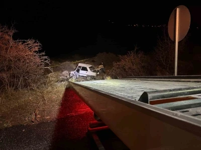 Otomobil kayalıklara çarptı: 1 ölü, 1 yaralı
