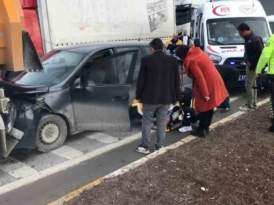 Otomobil, kırmızı ışıkta bekleyen tıra &ccedil;arptı: 1 yaralı
