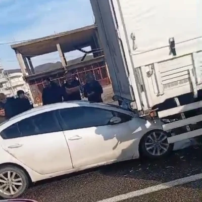 Otomobil kırmızı ışıkta bekleyen tıra &ccedil;arptı, s&uuml;r&uuml;c&uuml; yaralandı
