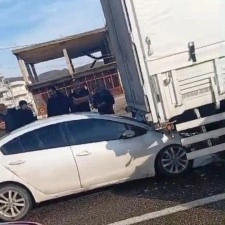Otomobil kırmızı ışıkta bekleyen tıra &ccedil;arptı, s&uuml;r&uuml;c&uuml; yaralandı