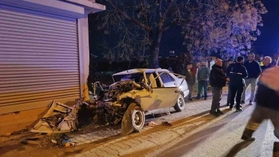 Otomobil konteynere, kamyonete ve evin duvarına çarptı: 1 ölü, 1 yaralı
