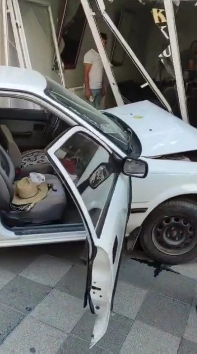 Otomobil kuaför dükkanına daldı: 1 yaralı
