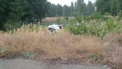 Otomobil mısır ekili araziye devrildi: 2 yaralı
