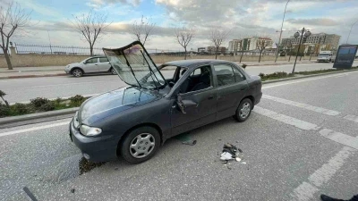 Otomobil park halindeki araca &ccedil;arparak takla attı: 1 yaralı
