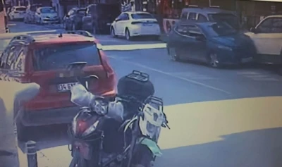Otomobil park halindeki araca &ccedil;arpıp takla attı

