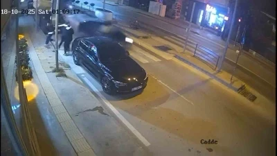 Otomobil, park halindeki araca çarptı: Yaya geçidinden geçerken ölümden döndüler
