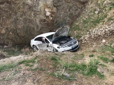 Otomobil park halindeki araca &ccedil;arptıktan sonra şarampole u&ccedil;tu: 2 yaralı
