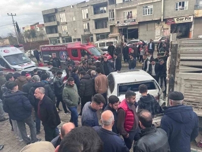 Otomobil park halindeki ara&ccedil;lara &ccedil;arptı: 1&rsquo;i ağır 3 yaralı
