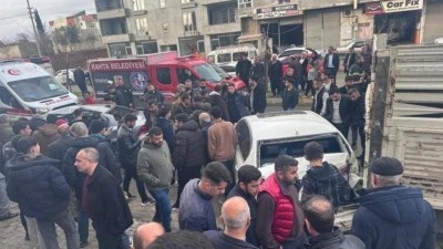 Otomobil park halindeki ara&ccedil;lara &ccedil;arptı: 1&rsquo;i ağır 3 yaralı