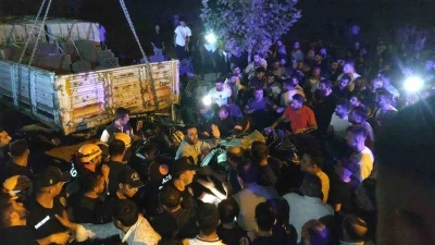 Otomobil park halindeki briket yüklü tıra çarptı: 2 ölü
