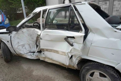 Otomobil park halindeki tıra &ccedil;arptı: 2 kişi yaralandı, tır şof&ouml;r&uuml; kalp krizi ge&ccedil;irdi
